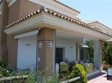 Chalet con 3 dormitorios se vende en Marbella, Costa del Sol