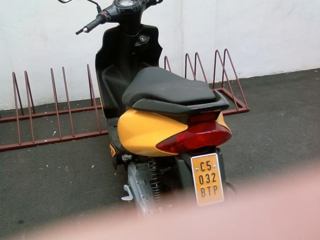 Vendo moto scoters amarilla , yamaha es nueva de paquete , 8 meses desde que la compre 0 km , la vendo en 900 euros un r