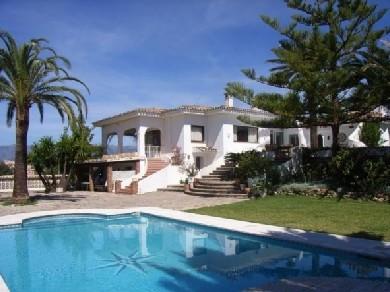 Chalet con 4 dormitorios se vende en Marbella, Costa del Sol