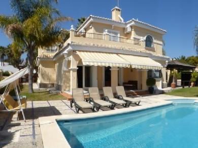 Chalet con 8 dormitorios se vende en Benalmadena Costa, Costa del Sol