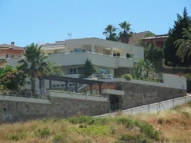 Chalet con 6 dormitorios se vende en Alhaurin de la Torre