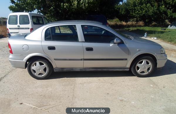 Opel Astra club 1.6 gasolina 4 puertas del 99