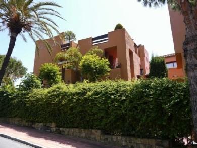 Apartamento con 2 dormitorios se vende en Marbella, Costa del Sol