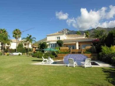 Chalet con 5 dormitorios se vende en Marbella, Costa del Sol