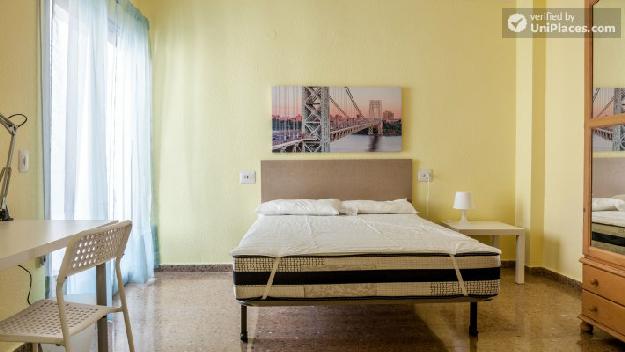 Rooms available - Pleasant 4-bedroom apartment in the Campanar district