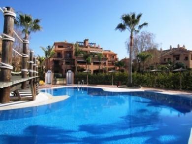 Apartamento con 4 dormitorios se vende en Estepona, Costa del Sol