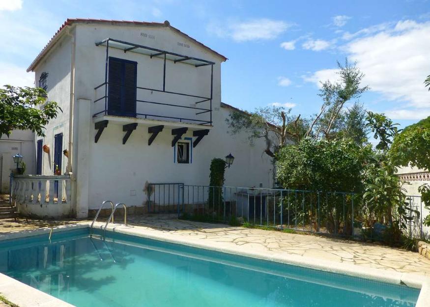 casa con piscina privada a renovar en L'Escala Costa Brava