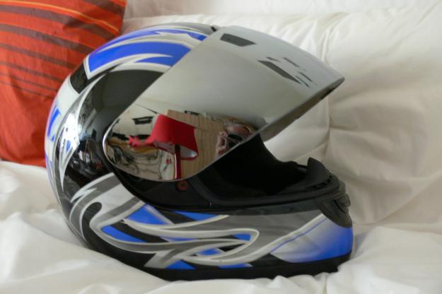 Vendo casco de moto semi nuevo