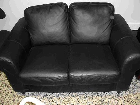 100 € - SOFA DE DOS PLAZAS IKEA (cuero negro) (L´Hospitalet)