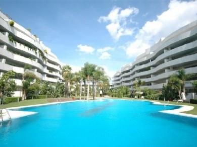 Apartamento con 3 dormitorios se vende en Marbella, Costa del Sol