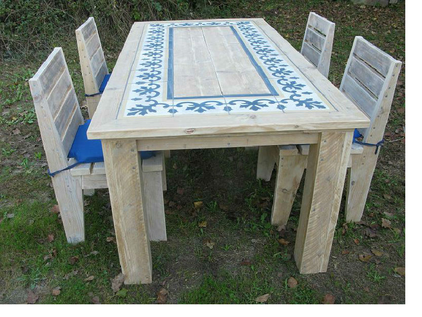 Mesa de madera reciclada con azulejos