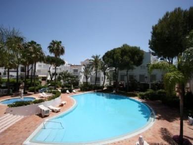 Apartamento con 3 dormitorios se vende en Marbella, Costa del Sol