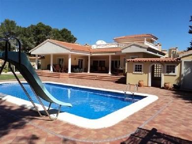 Chalet con 5 dormitorios se vende en Villamartin, Costa Blanca