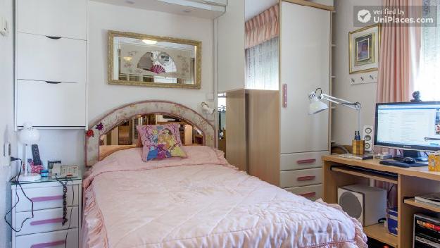 Rooms available - Bright 3-bedroom apartment in cool Quatre Carreres