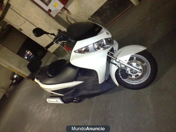 SUZUKI BURGMAN 125 CC  BLANCA  1600 KM