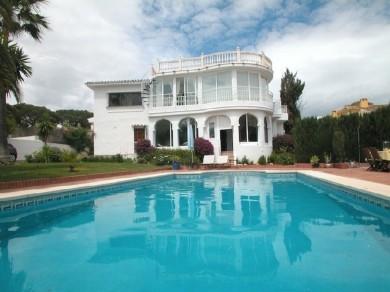 Chalet con 4 dormitorios se vende en Marbella, Costa del Sol