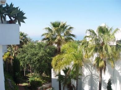 Apartamento con 2 dormitorios se vende en Marbella, Costa del Sol