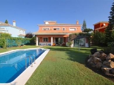 Chalet con 4 dormitorios se vende en Marbella, Costa del Sol