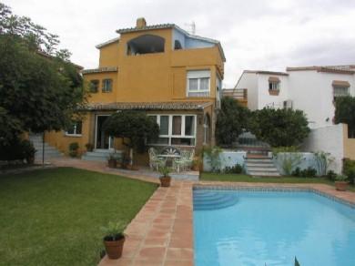 Chalet con 4 dormitorios se vende en Benalmadena Costa, Costa del Sol