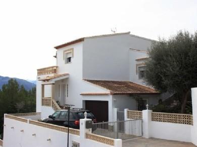 Chalet con 4 dormitorios se vende en Orba