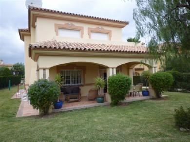 Chalet con 4 dormitorios se vende en Estepona, Costa del Sol