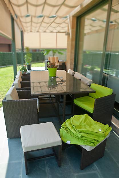 Muebles para jardin y terraza. Mesa y sillones.