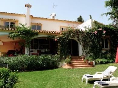 Chalet con 5 dormitorios se vende en Marbella, Costa del Sol