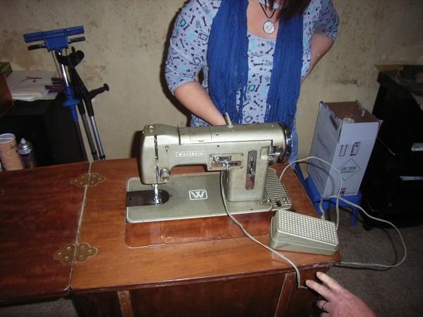 SE VENDE MAQUINA DE COSER CON MUEBLE