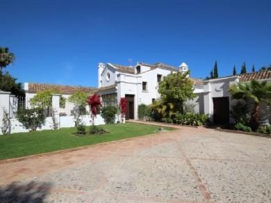 Chalet con 5 dormitorios se vende en Marbella, Costa del Sol