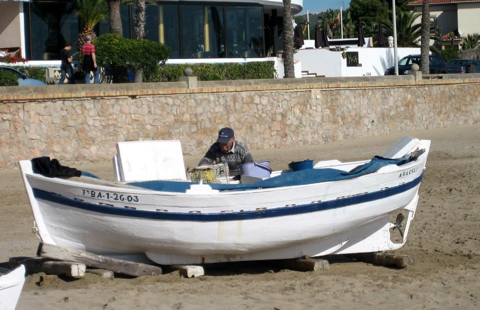 Clasico bote de pesca de madera para recreo en sitges