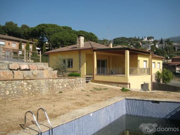 Casa adosada de 261 m2. en solar de 791 m2. Reformada.