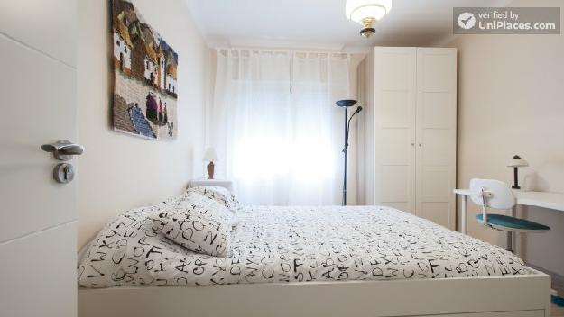 Rooms available - Tasteful 3-Bedroom apartment near the Parque de Berlín