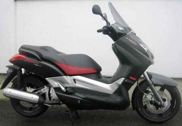 Yamaha Black X-MAX 250