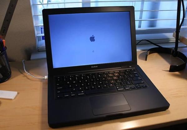Apple MacBook 13.3 2.4GHz Core 2 Duo 2GB 250GB Negro!