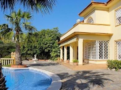 Chalet con 4 dormitorios se vende en Estepona, Costa del Sol