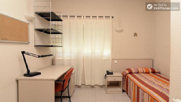 Rooms available - Cool residence with a garden in Chamartín