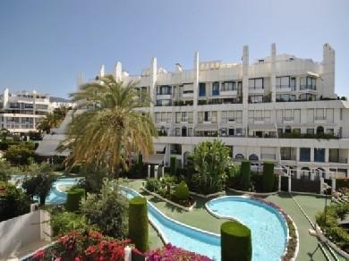 Apartamento con 2 dormitorios se vende en Marbella, Costa del Sol