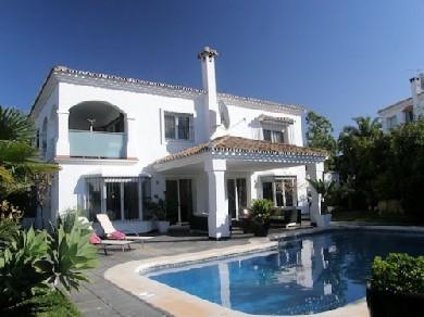 Chalet con 4 dormitorios se vende en Marbella, Costa del Sol