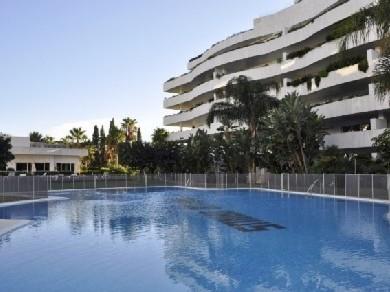 Apartamento con 3 dormitorios se vende en Marbella, Costa del Sol