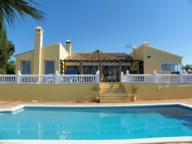 Chalet con 3 dormitorios se vende en Estepona, Costa del Sol