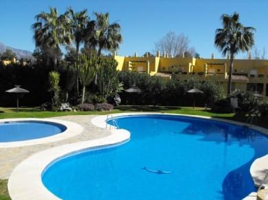 Apartamento con 2 dormitorios se vende en Marbella, Costa del Sol