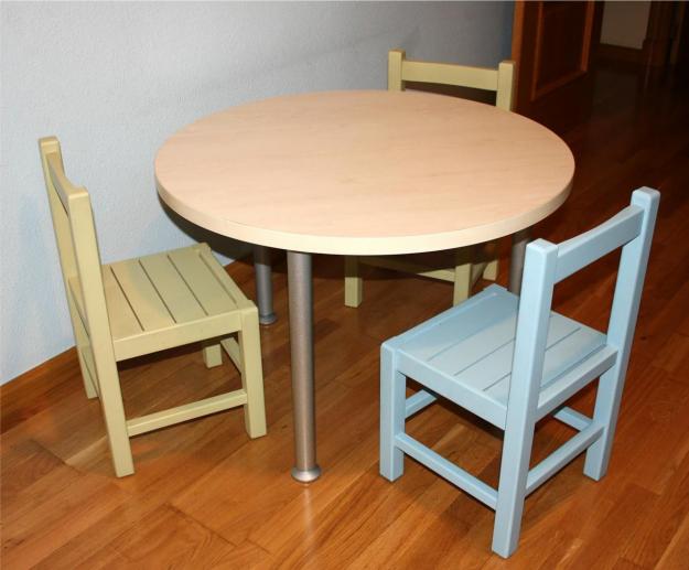 Conjunto de mesa y 3 sillas para niño/a