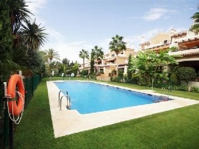 Apartamento con 3 dormitorios se vende en Marbella, Costa del Sol