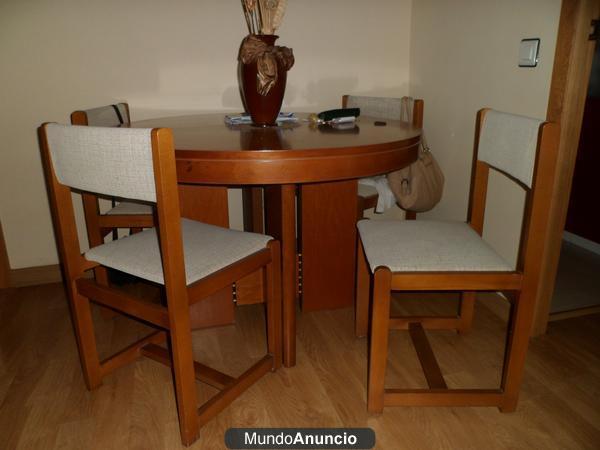 Mesa de salón con sillas