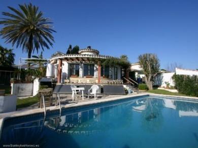 Chalet con 4 dormitorios se vende en Estepona, Costa del Sol