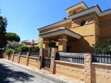 Chalet con 5 dormitorios se vende en Marbella, Costa del Sol