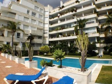 Apartamento con 2 dormitorios se vende en Marbella, Costa del Sol