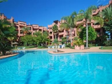 Apartamento con 3 dormitorios se vende en Marbella, Costa del Sol