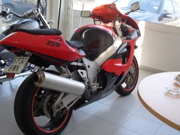 SUZUKI GSXR 750