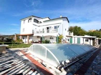 Chalet con 6 dormitorios se vende en Estepona, Costa del Sol